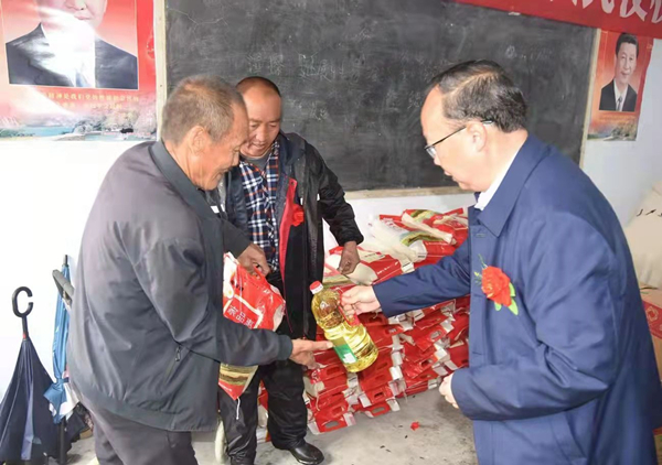 1636620878122227.jpg 圖片新聞:不忘初心送關懷 重陽慰問暖人心_副本.jpg